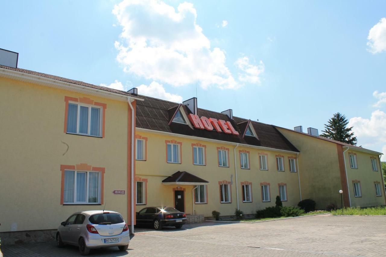 Kremin Hotell Kremenetsʼ Exteriör bild
