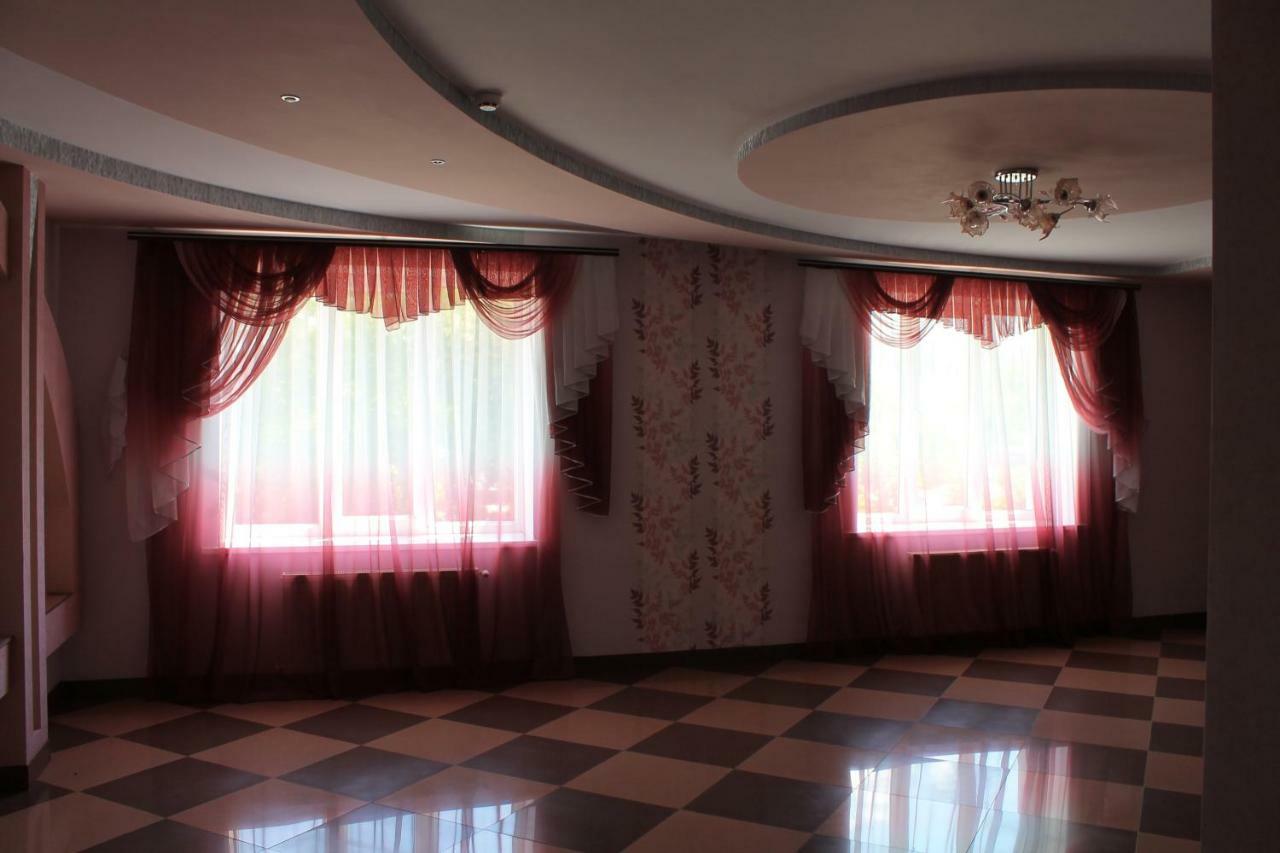 Kremin Hotell Kremenetsʼ Exteriör bild