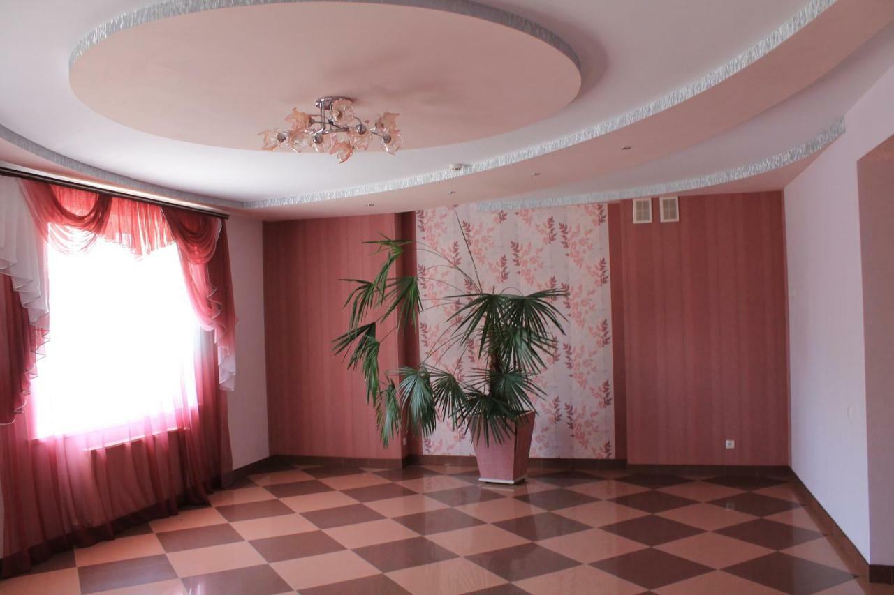 Kremin Hotell Kremenetsʼ Exteriör bild