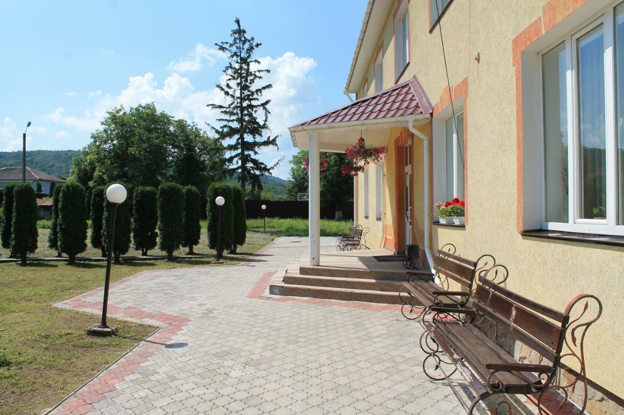 Kremin Hotell Kremenetsʼ Exteriör bild