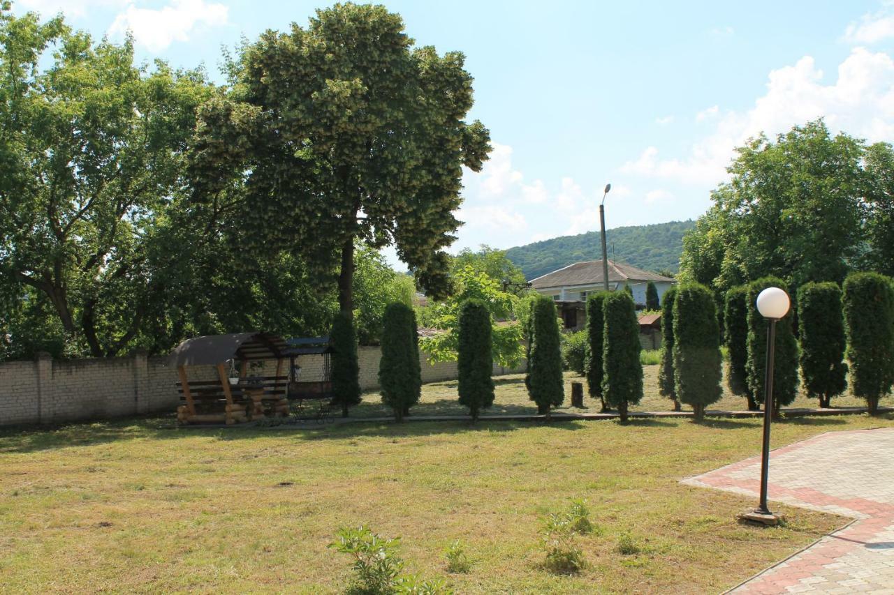 Kremin Hotell Kremenetsʼ Exteriör bild