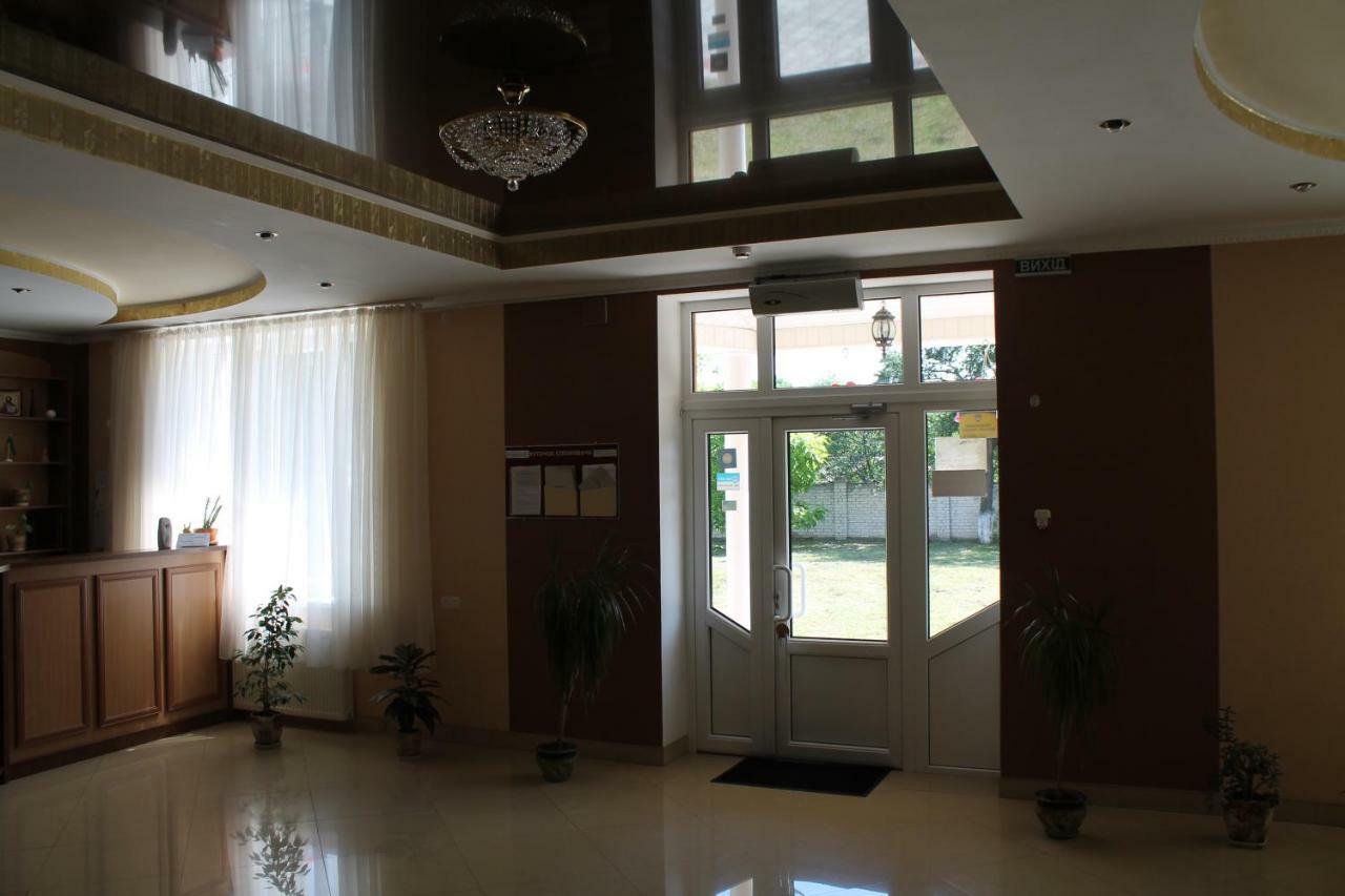 Kremin Hotell Kremenetsʼ Exteriör bild
