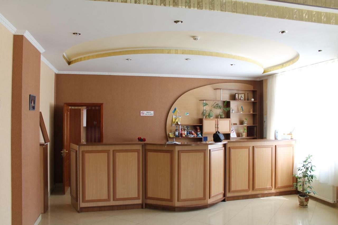 Kremin Hotell Kremenetsʼ Exteriör bild