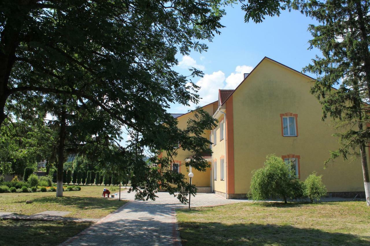 Kremin Hotell Kremenetsʼ Exteriör bild