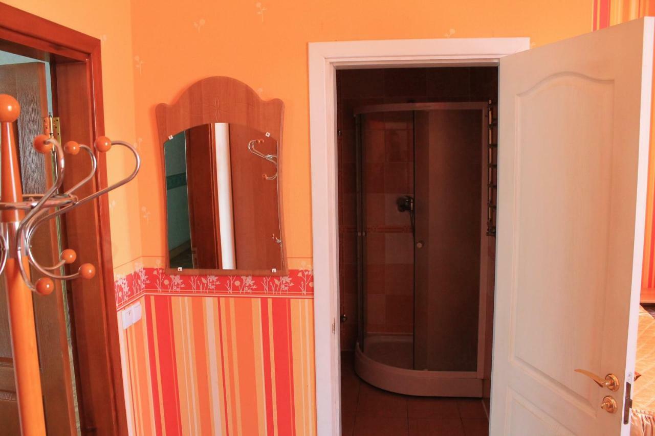 Kremin Hotell Kremenetsʼ Exteriör bild
