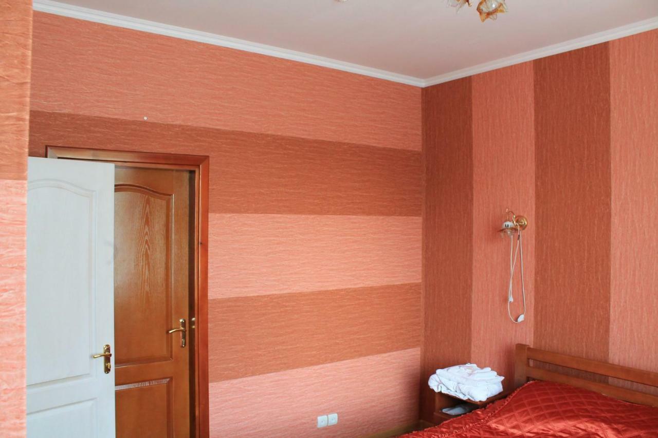 Kremin Hotell Kremenetsʼ Exteriör bild