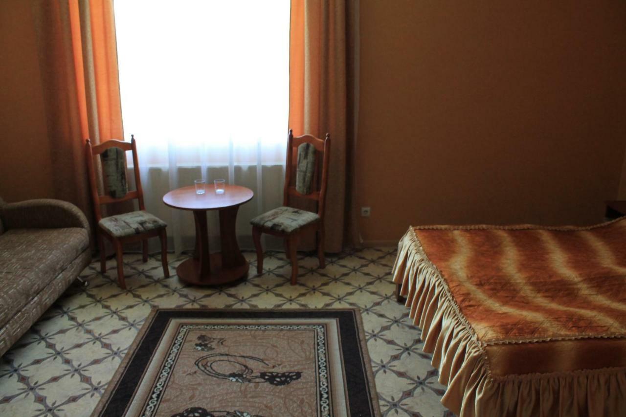 Kremin Hotell Kremenetsʼ Exteriör bild