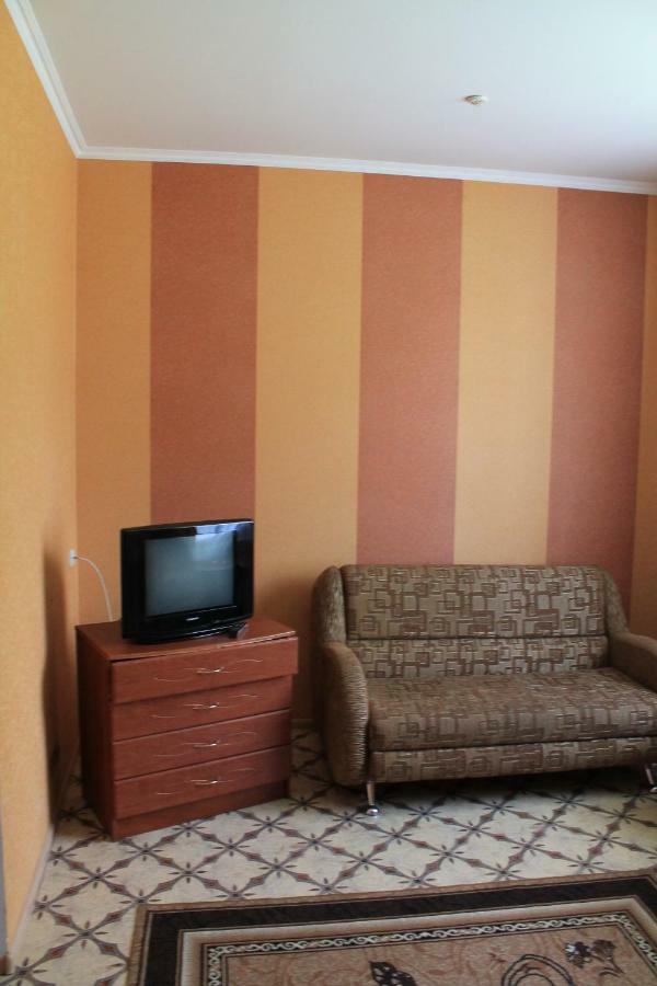 Kremin Hotell Kremenetsʼ Exteriör bild