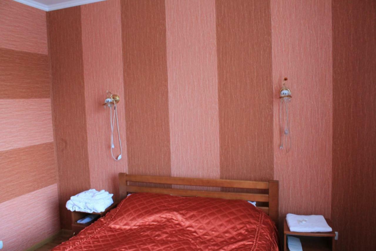 Kremin Hotell Kremenetsʼ Exteriör bild