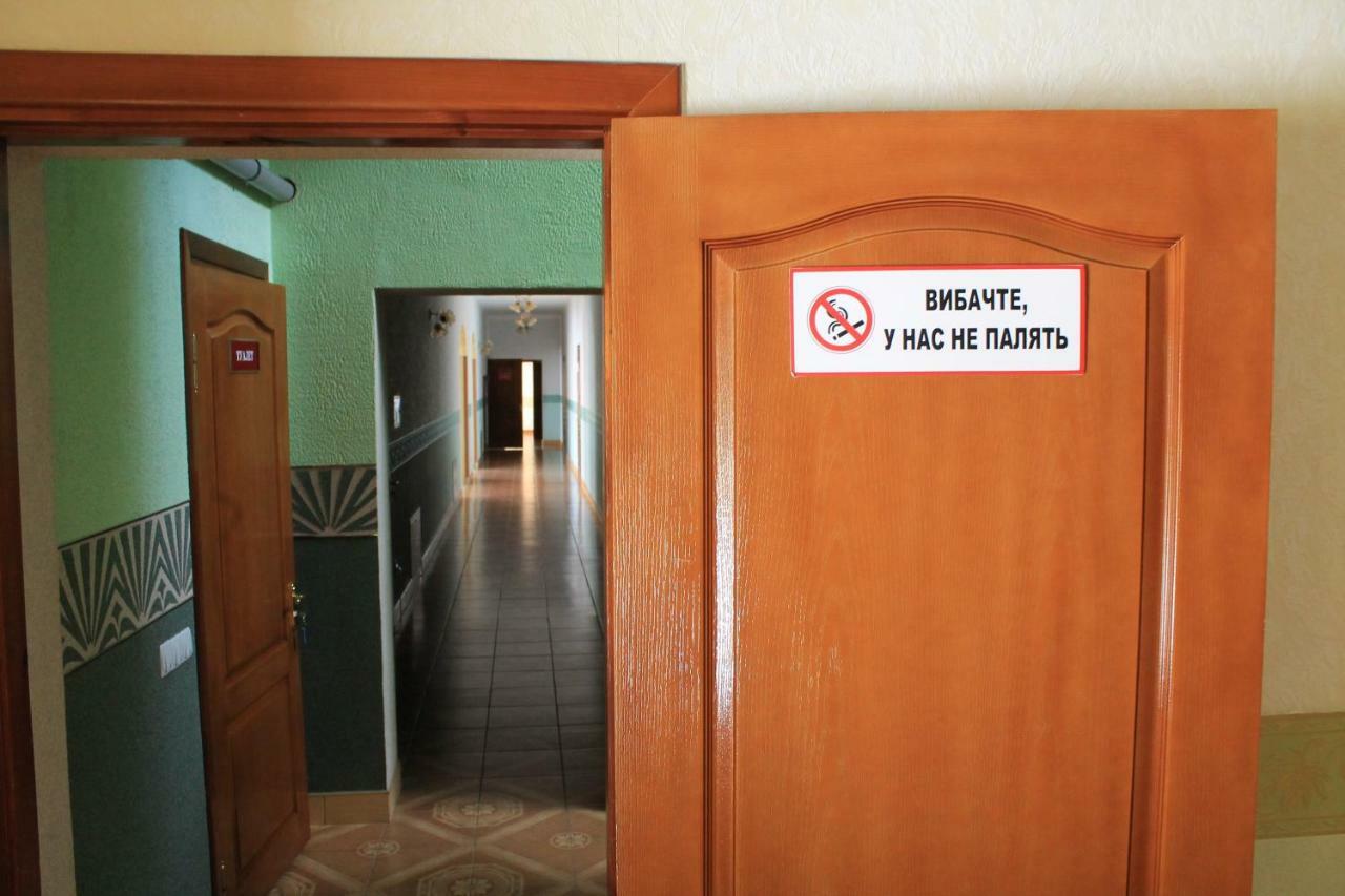 Kremin Hotell Kremenetsʼ Exteriör bild
