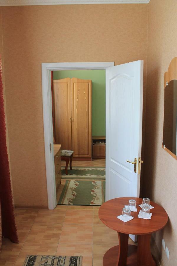 Kremin Hotell Kremenetsʼ Exteriör bild